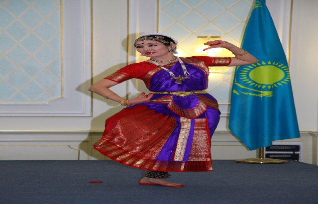 Performance of classical dance by Ms. Akmaral Kainazarova, Director, Centre for Indian Classical Dances, Almaty